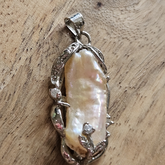 Elegant Silver and Cream Pendant - Picture 3 of 12